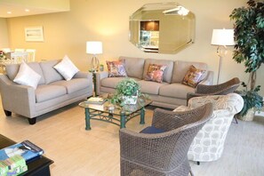 TV - Gulf and Bay Club- F105 Beautiful unit and great location! (Siesta Key)