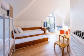 4 bedrooms, iron/ironing board, free WiFi, bed sheets - Epic Lake Views | Sleeps 16 | 2 Units + Lookout Deck (Holland)