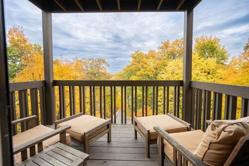 Private Retreat Beautiful Views and Lake Access