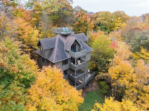 Private Retreat Beautiful Views and Lake Access