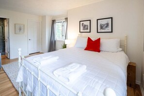 4 bedrooms, iron/ironing board, free WiFi, bed sheets - Epic Lake Views | Sleeps 16 | 2 Units + Lookout Deck (Holland)