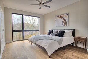 4 bedrooms, desk, WiFi, bed sheets