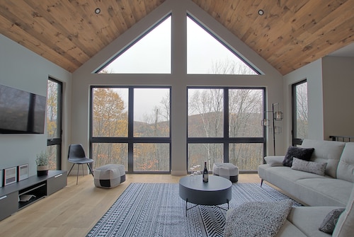 Chalet in the mountains, on the golf course and near skiing.