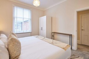 3 habitaciones, escritorio, tabla de planchar con plancha y wifi 