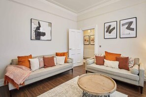 Televisión, chimenea y oficina 