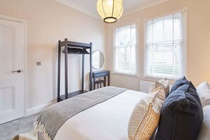 3 habitaciones, escritorio, tabla de planchar con plancha y wifi 