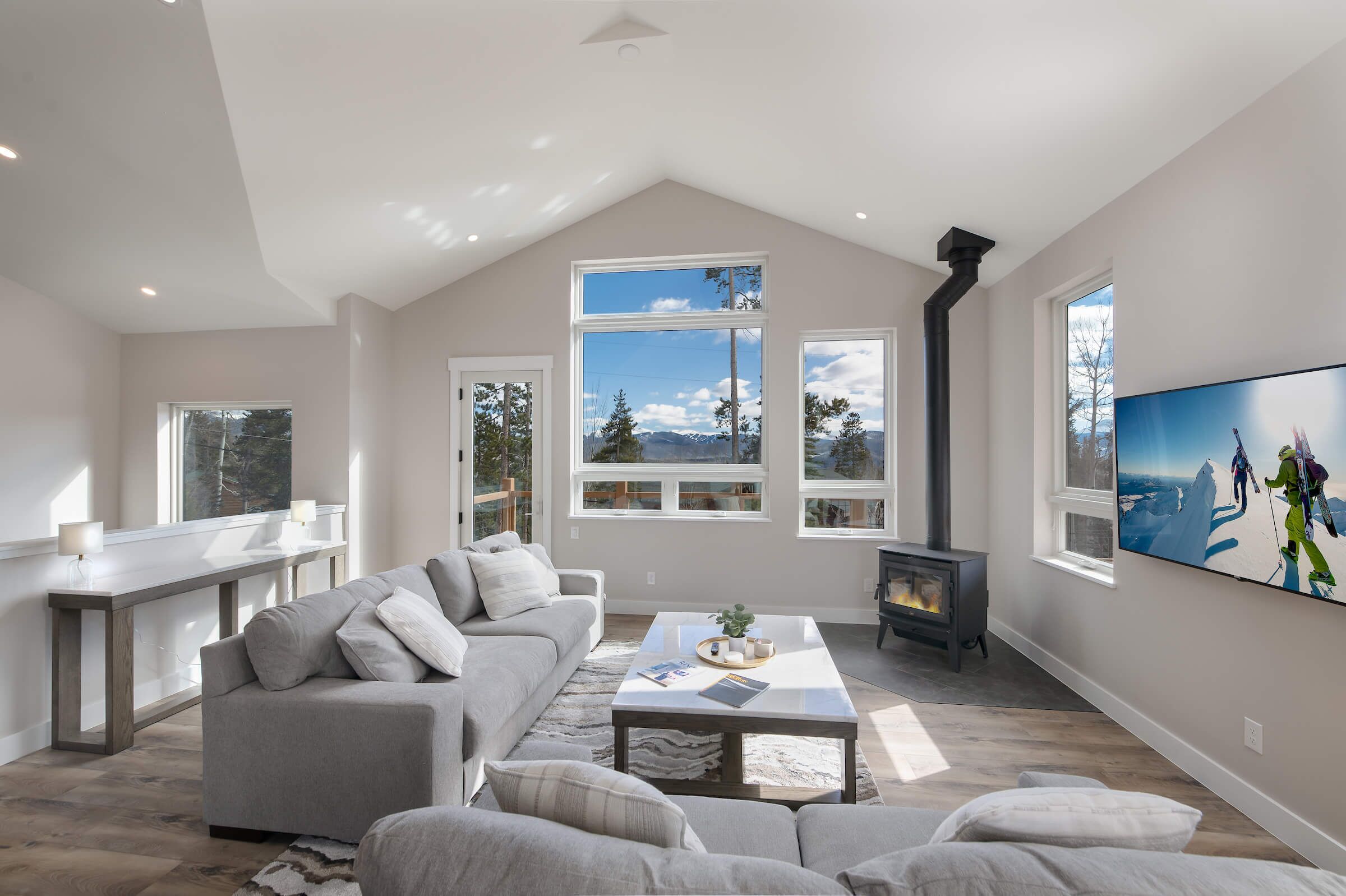 TV connectée, cheminée, espaces bureaux