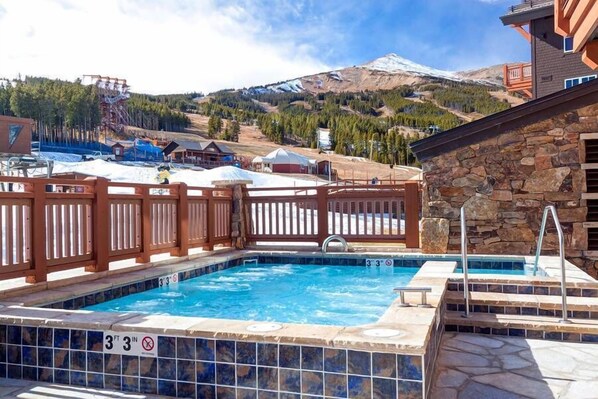 Una piscina cubierta, una piscina climatizada