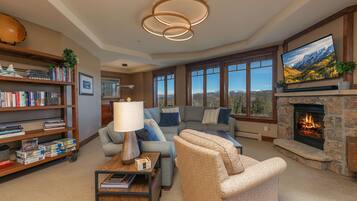 Smart TV, fireplace