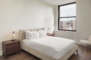 3 soverom, skrivebord, strykejern/-brett og reiseseng for barn