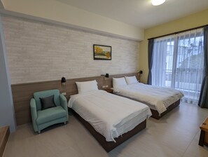 Vierpersoonskamer | Een bureau, een laptopwerkplek, geluiddichte muren, gratis wifi