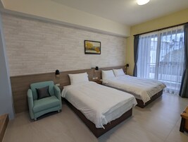 Quadruple Room | Desk, laptop workspace, soundproofing, free WiFi