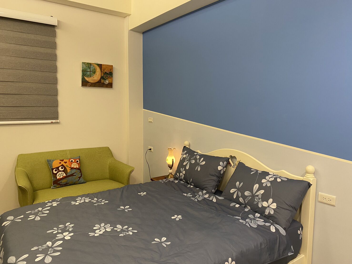 Desk, laptop workspace, soundproofing, free WiFi