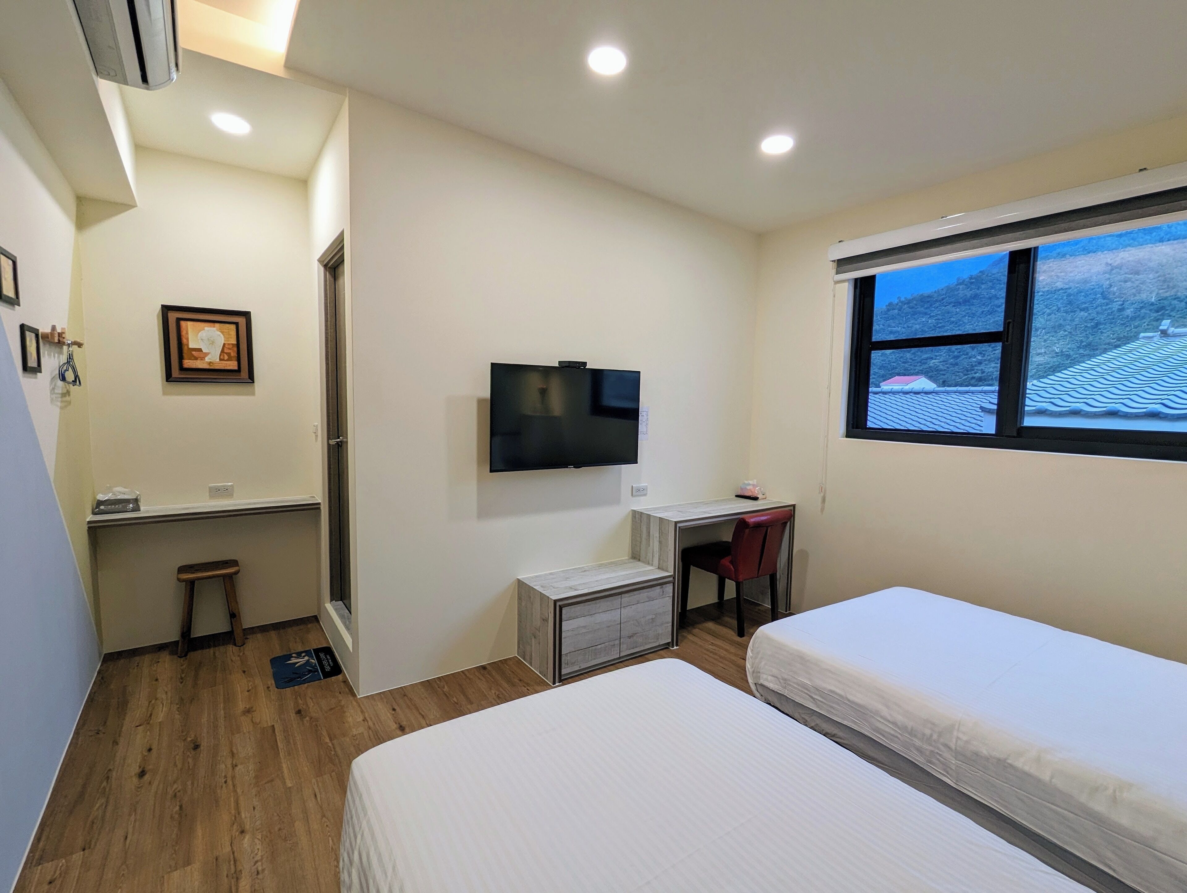 Comfort Twin kamer, uitzicht op bergen | Een bureau, een laptopwerkplek, geluiddichte muren, gratis wifi