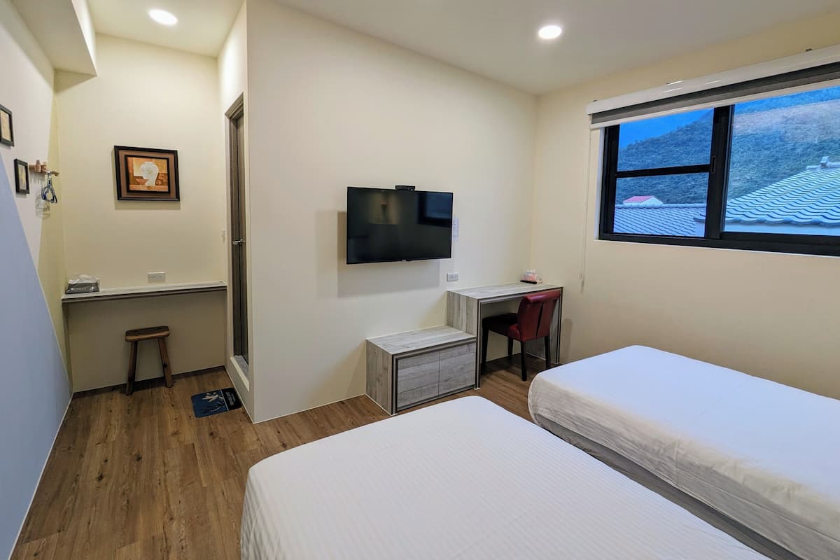 Escritorio y espacio para trabajar con laptop