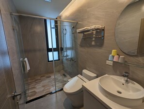 Quadruple Room | Bilik Mandi | Pancuran mandi, hulu semburan hidrourut, pengering rambut, selipar 