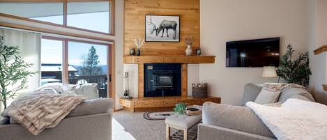 Una televisión, una chimenea