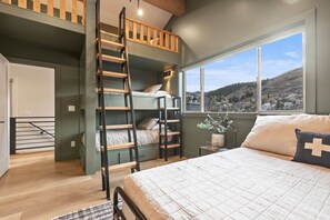 3 bedrooms, desk, iron/ironing board, free WiFi