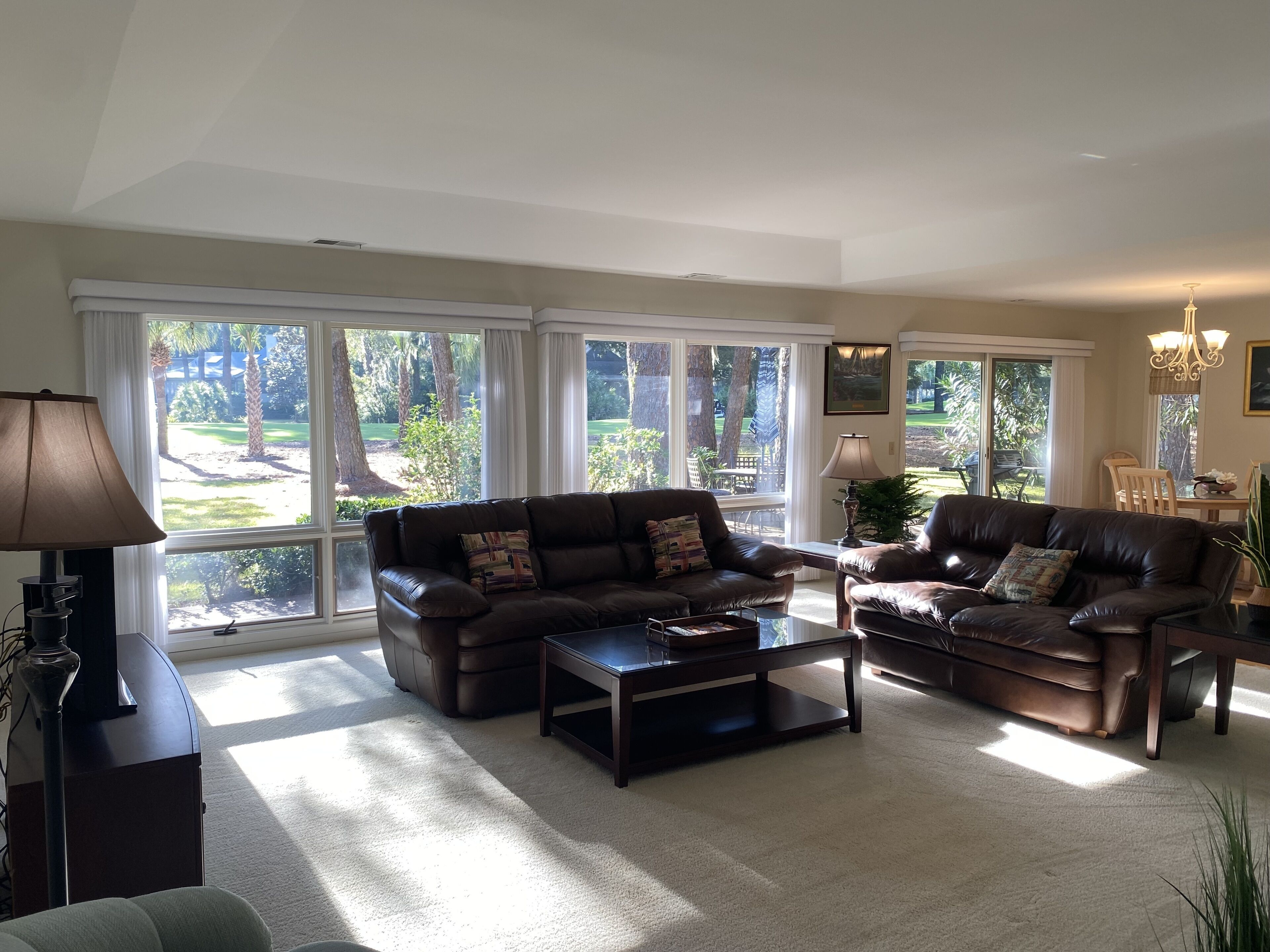 Smart-tv, dvd-spelare, böcker och en stereo