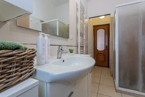 Chuveiro, secador de cabelo, toalhas de banho