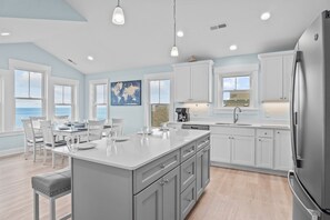 Geladeira, micro-ondas, fogão, cooktop