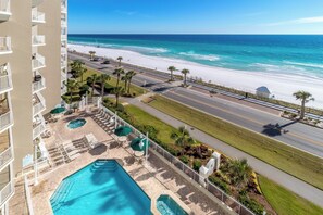 Alberca techada y alberca climatizada