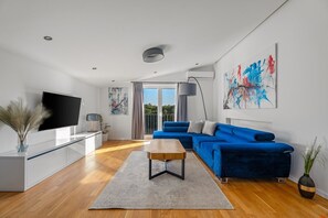 Fernseher, Kamin, Tischtennisplatte, Stereoanlage