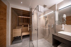 Dusj, hårføner, håndklær og såpe