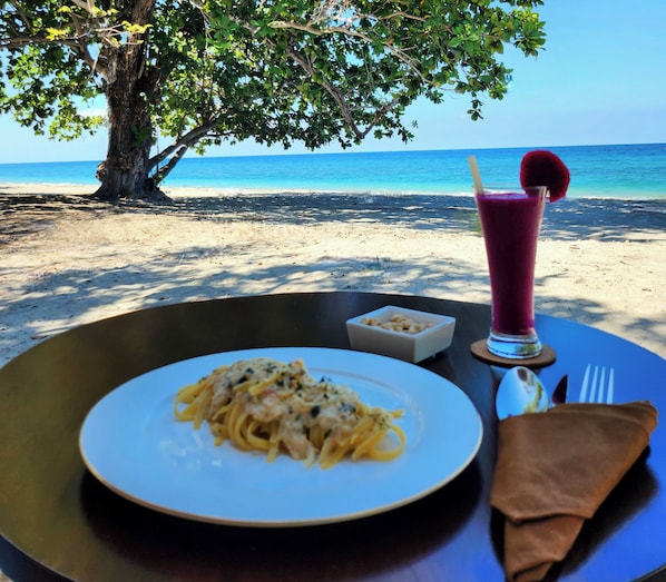 Plage privée, sable blanc, serviettes de plage, massage sur la plage