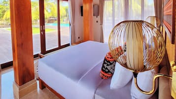Una habitación con una cama, un ventanal y vista a una piscina.