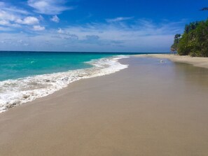 Private beach, white sand, beach towels, beach massages - KANDORA Luxury Villas (Desa Kadumbul)