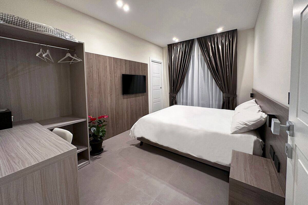 Standard Room | In-room safe, desk, laptop workspace, blackout drapes