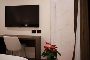 Safe på rommet, skrivebord og skrivebord for bærbar PC