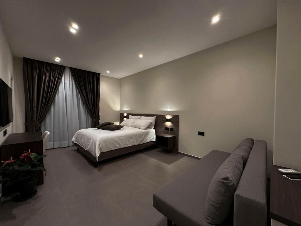 Caja de seguridad en la habitación y escritorio 