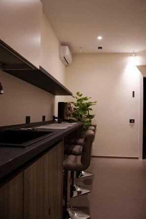 Safe på rommet, skrivebord og skrivebord for bærbar PC