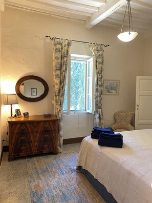 6 Schlafzimmer, Schreibtisch, Bügeleisen/Bügelbrett, Reisekinderbett