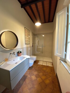 Dusche, Haartrockner, Bidet, Handtücher