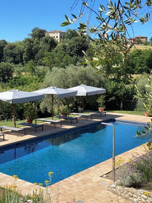 Utendørsbasseng og et oppvarmet basseng