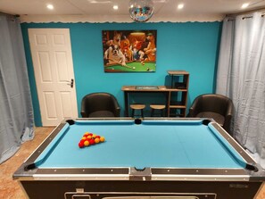 Games room - Hot Tub Hideaway - luxury romantic getaway in stunning countryside. Pet friendly (Hemyock)