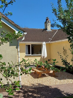 Property grounds - Hot Tub Hideaway - luxury romantic getaway in stunning countryside. Pet friendly (Hemyock)