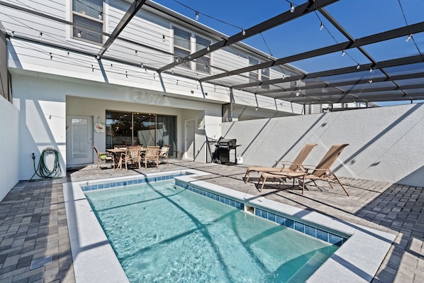Una piscina al aire libre