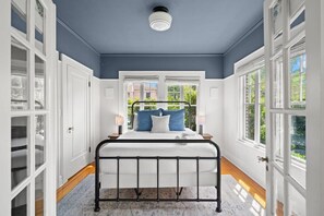 1 habitación, escritorio, tabla de planchar con plancha y wifi