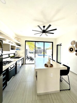 Frigorifero, microonde, forno, piano cottura