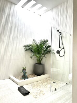Shower, hair dryer, towels, soap - Modern new build, one level with private pool, walk to the beach (Chelem)