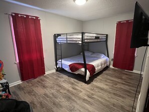 4 bedrooms, desk, travel cot, free WiFi