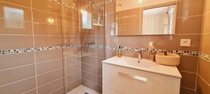 Dusche, Haartrockner, Handtücher, Toilettenpapier