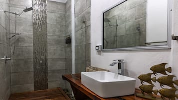 Habitación triple Deluxe, varias camas, no fumadores, en la zona del patio | Baño | Ducha y cabezal de ducha tipo lluvia