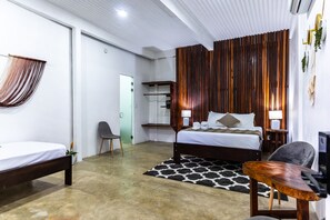 Chambre Triple Deluxe, plusieurs lits, non-fumeur, cÎté cour intérieure