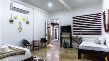 Habitación triple Deluxe, varias camas, no fumadores, en la zona del patio | 1 dormitorio y ropa de cama de alta calidad