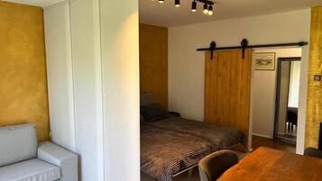 2 Schlafzimmer, Schreibtisch, Bügeleisen/Bügelbrett, kostenloses WLAN